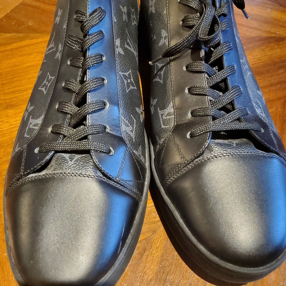 Black Sneakers with High-Top Design and Lace-Up Closure